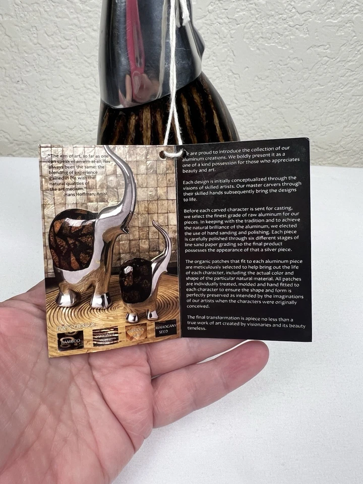 Estatuilla pequeña Ystilo jirafa aluminio reciclado color caoba base rayas 6,75" Foto 4 de 4