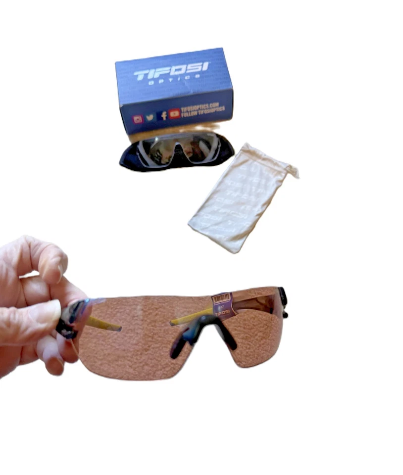Очки солнцезащитные Tifosi новые с дымчатыми и прозрачными сменными линзами и мягким чехлом - Изображение 2 из 4