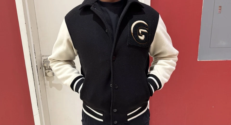 Chaqueta universitaria para hombre Foto 3 de 4