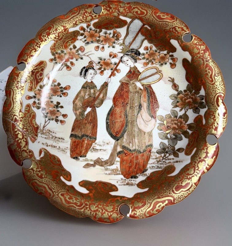 KUTANI Jspanese Ceramic Plate Round Scalloped Rim Red Gold White