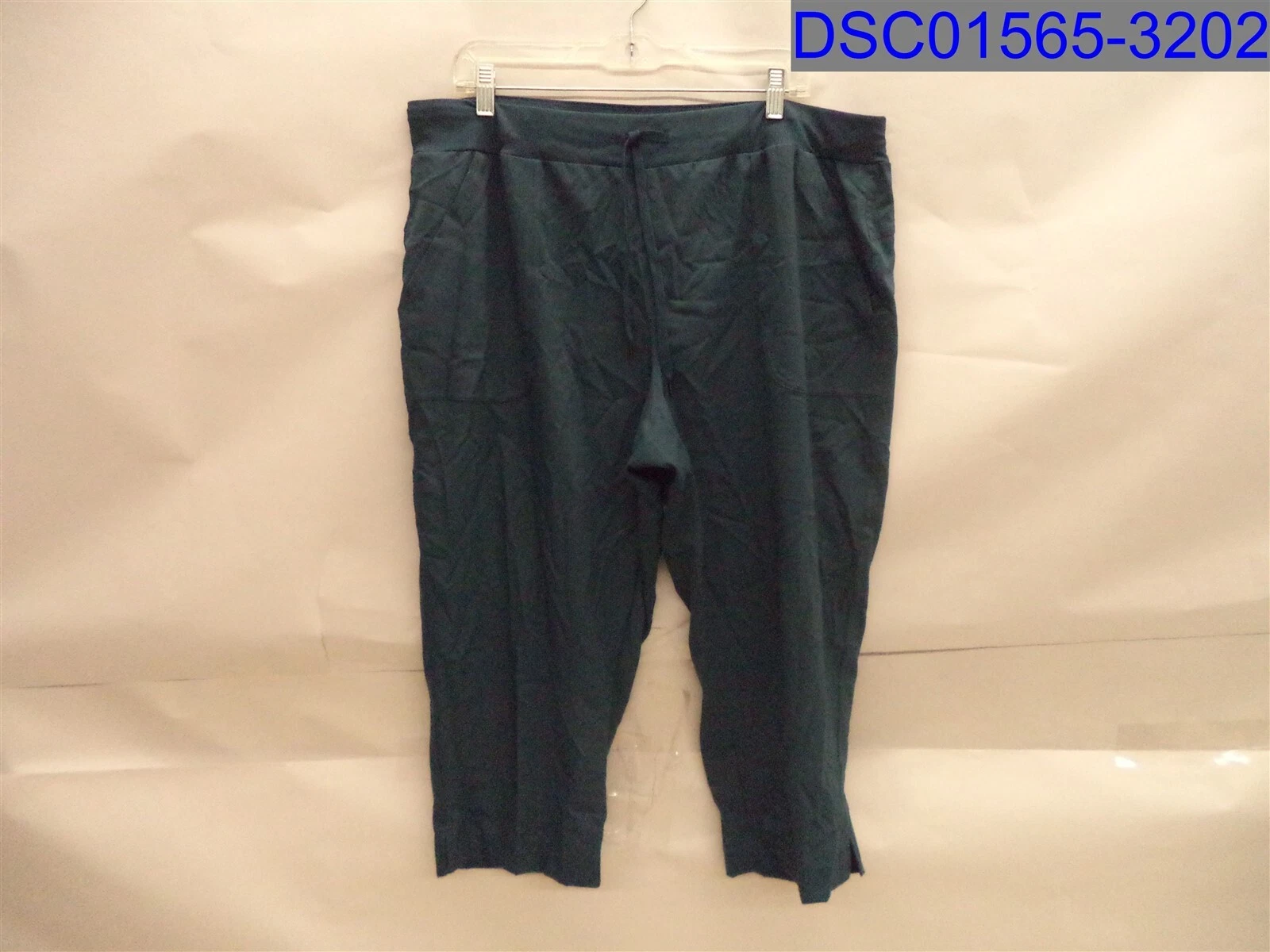 St. John's Bay, Women's Blue Capris, Size=XL, Waist=38", Inseam=22"
Opens in a new window or tab