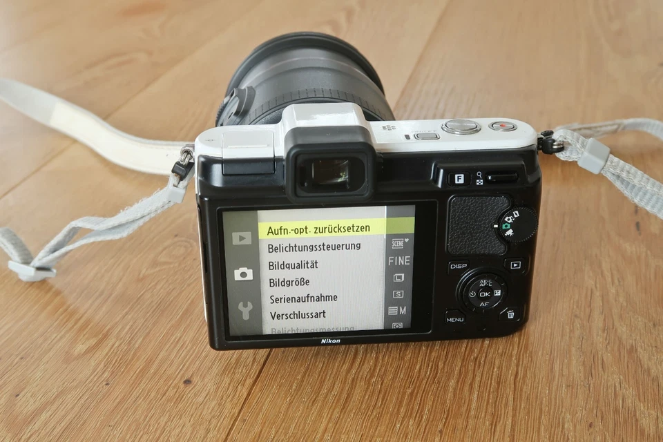 Nikon 1 V1 10.1MP Spiegellose Systemkamera nur 3352 Auslösungen - Bild 4 von 4