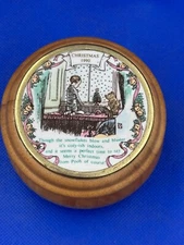 Willitts Galleries winnie Pooh Christmas 1990 limited edition music box Disney