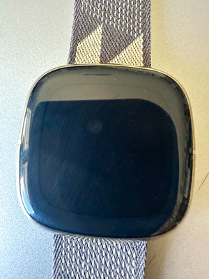 Fitbit Versa 4 great shape, not mine, untested
