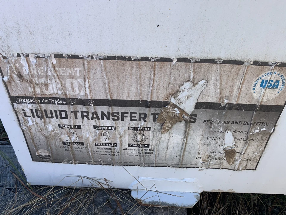 Tanque de transferencia de líquidos de acero rectangular blanco DELTA 484000 con estación de llenado Foto 2 de 3