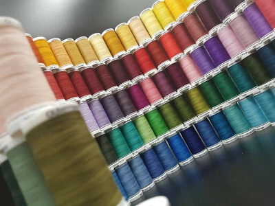 Hamhsin, set da cucito da 30 bobine di filo multiuso in poliestere, ognuna da 228,6 m per cucire a mano o a macchina