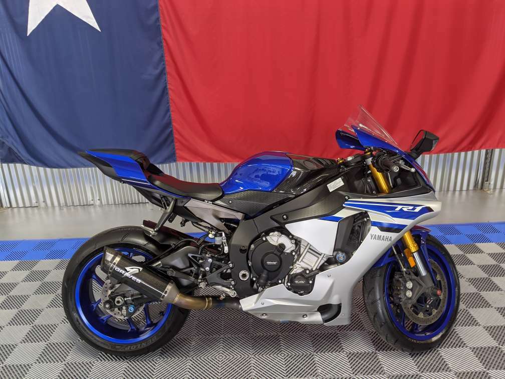 2016 Yamaha Yzf R1  2016 Yamaha YZFR1 Sport Bike Very Clean R1