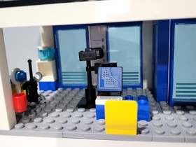 LEGO CITY: Police Station (60047) - COMPLETE with minifigures and Manuals