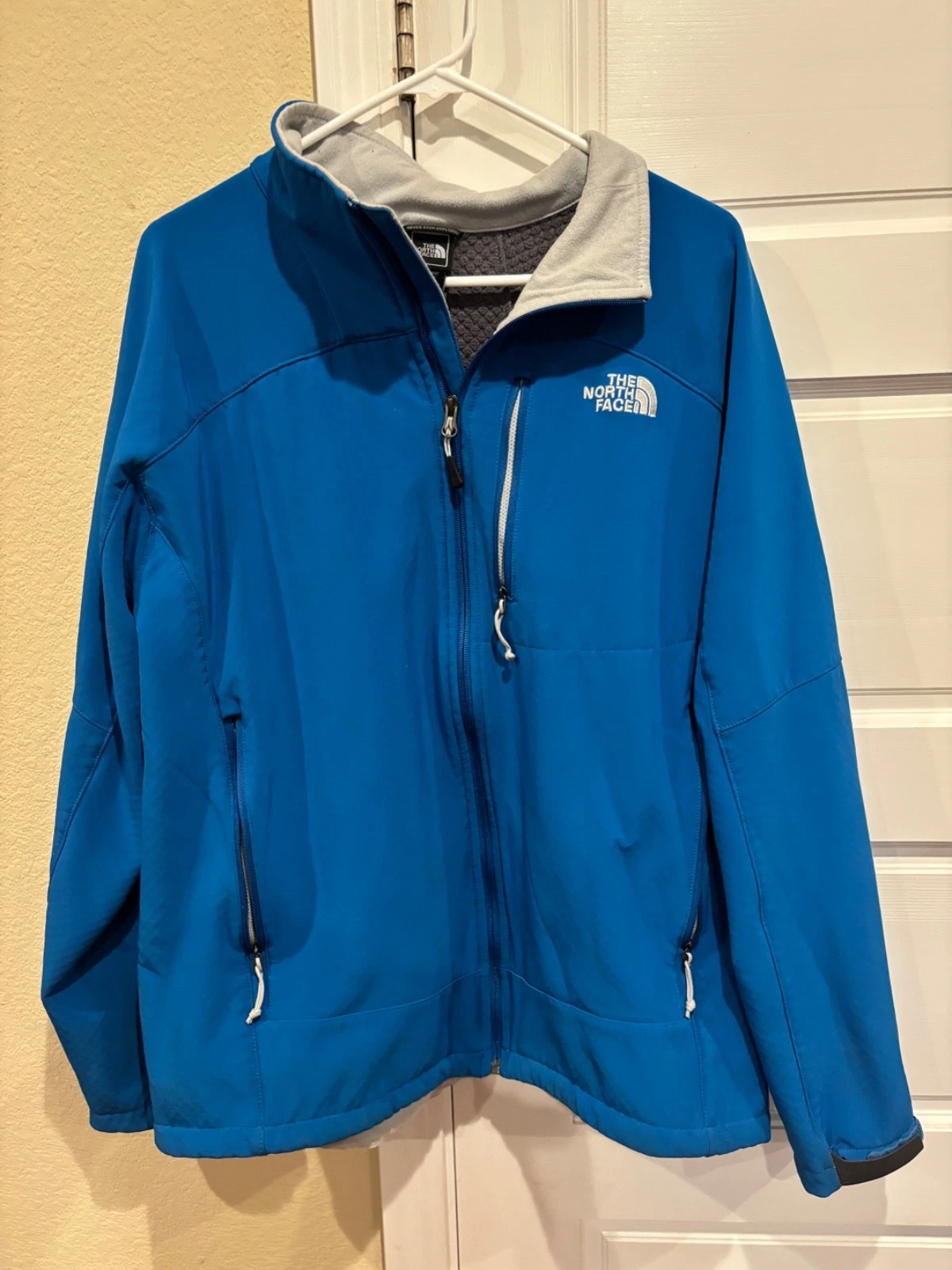 Men’s The North Face Jacket Blue Lined Zippered Bust adjustable wrists