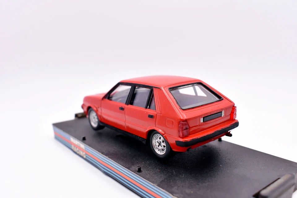 Modellino auto scala 1:43 Lancia Delta Martini diecast modellismo statico asta - Immagine 3 di 4