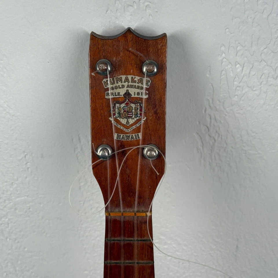 Ukelele de madera vintage Kumalae Gold Award Hawaii instrumento musical Foto 2 de 4
