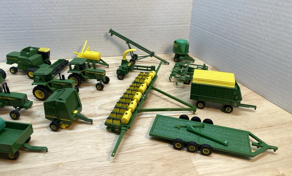 Juego de 19 implementos para tractor John Deere. ERTL 1/64 Foto 4 de 4