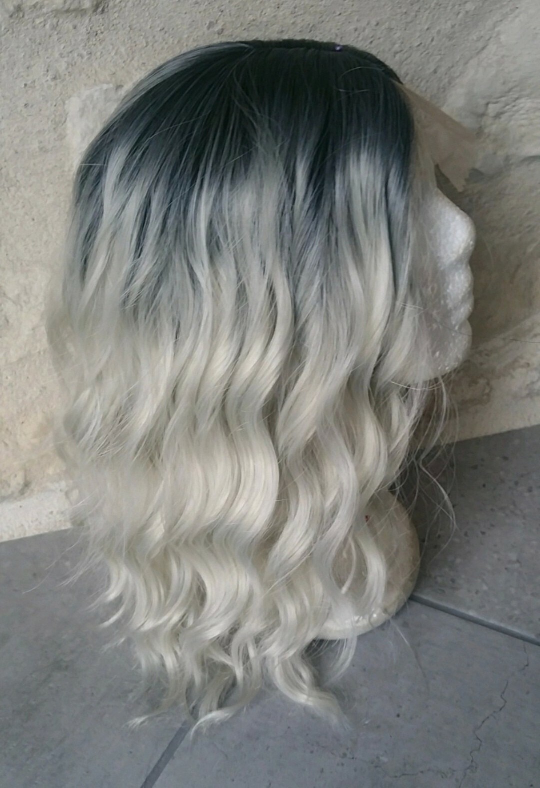Perruque synthétique blonde clair anti-reflets artificiels - 4