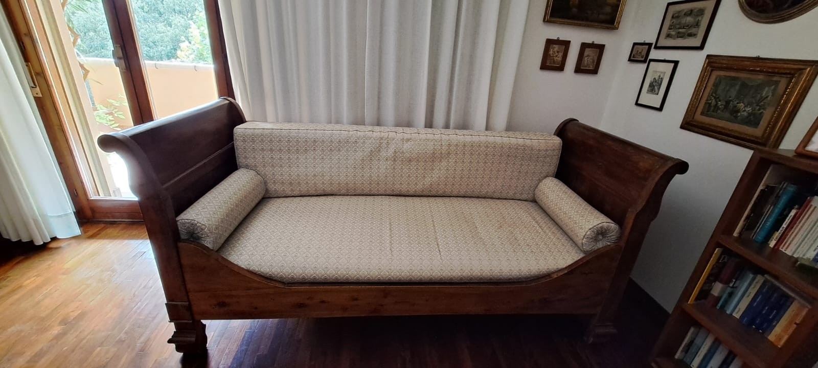 Divano letto da giorno in legno impiallacciato, di gusto Impero di metà '800.