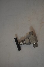 NEW SWAGELOK SS-6NBS6 NEEDLE VALVE SS6NBS6