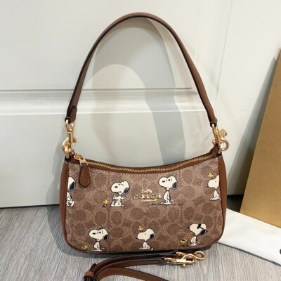COACH X PEANUTS TERI ピーナッツ ショルダーバッグ Coach X Peanuts Teri Shoulder Bag With Charlie Brown CBJ83 NWT | eBay