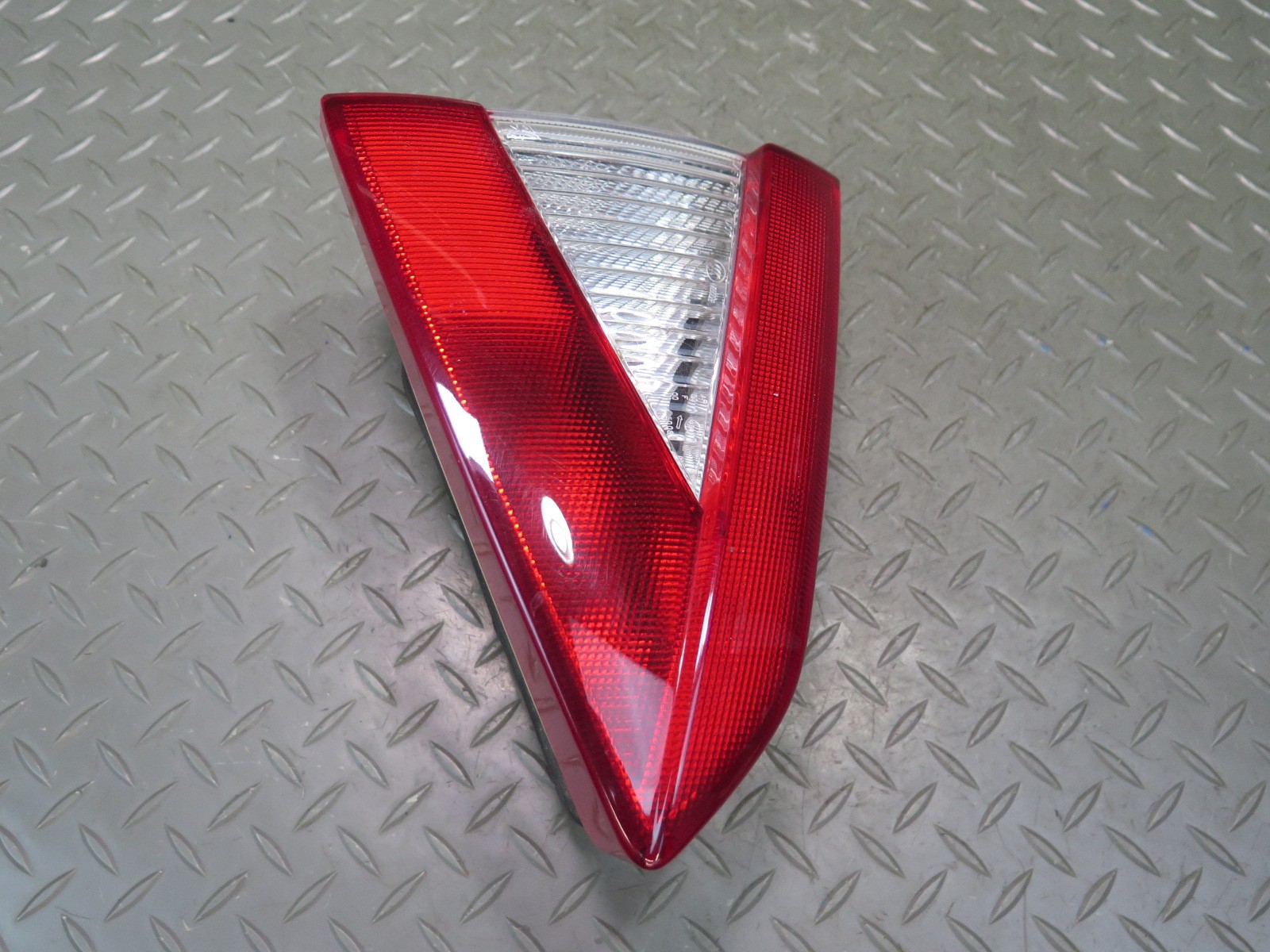 2008-2012 MASERATI GRANTURISMO M145 REAR LEFT INNER TAIL LIGHT LAMP 231567