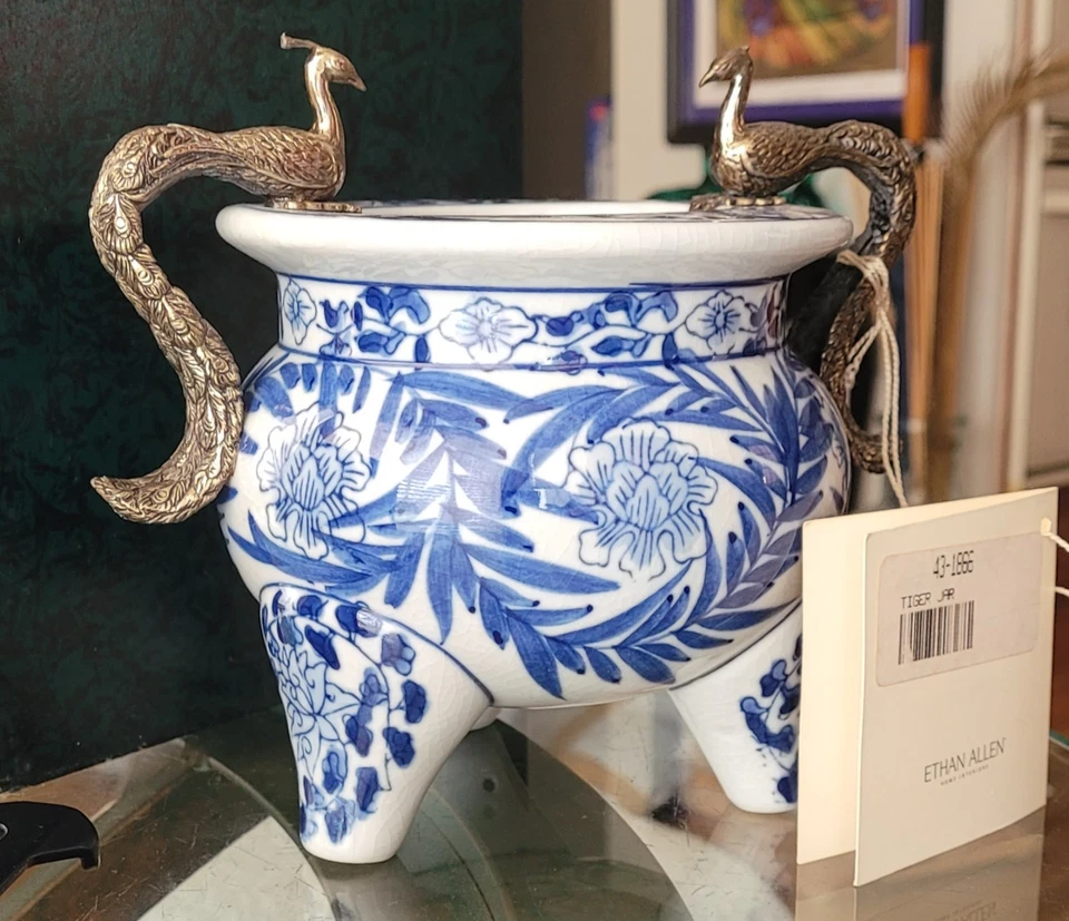 Quemador de incienso, Ethan Allen., azul chino y blanco. Pavos reales en tono plateado. Nuevo Foto 2 de 3