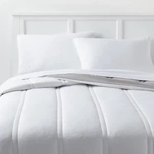 Full/Queen Lofty Microfiber Comforter White - Room Essentials