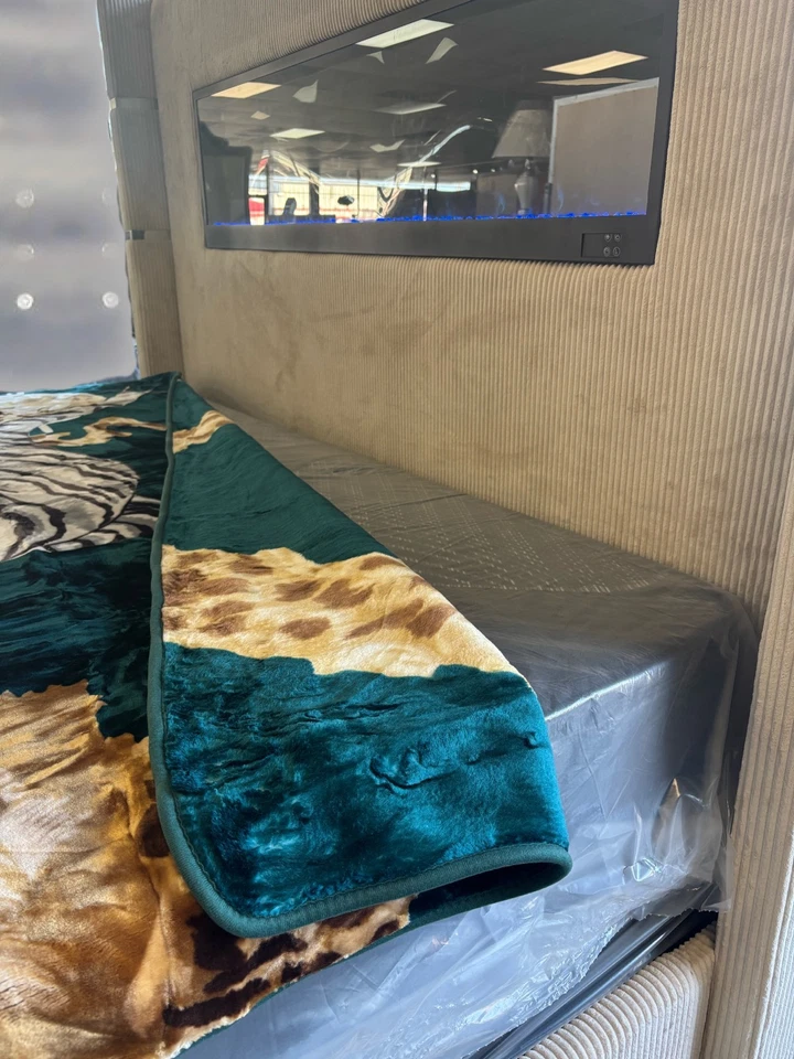 BM71 Solaron Blanket Korean Mink- White Tiger Green King  - Image 3 of 4