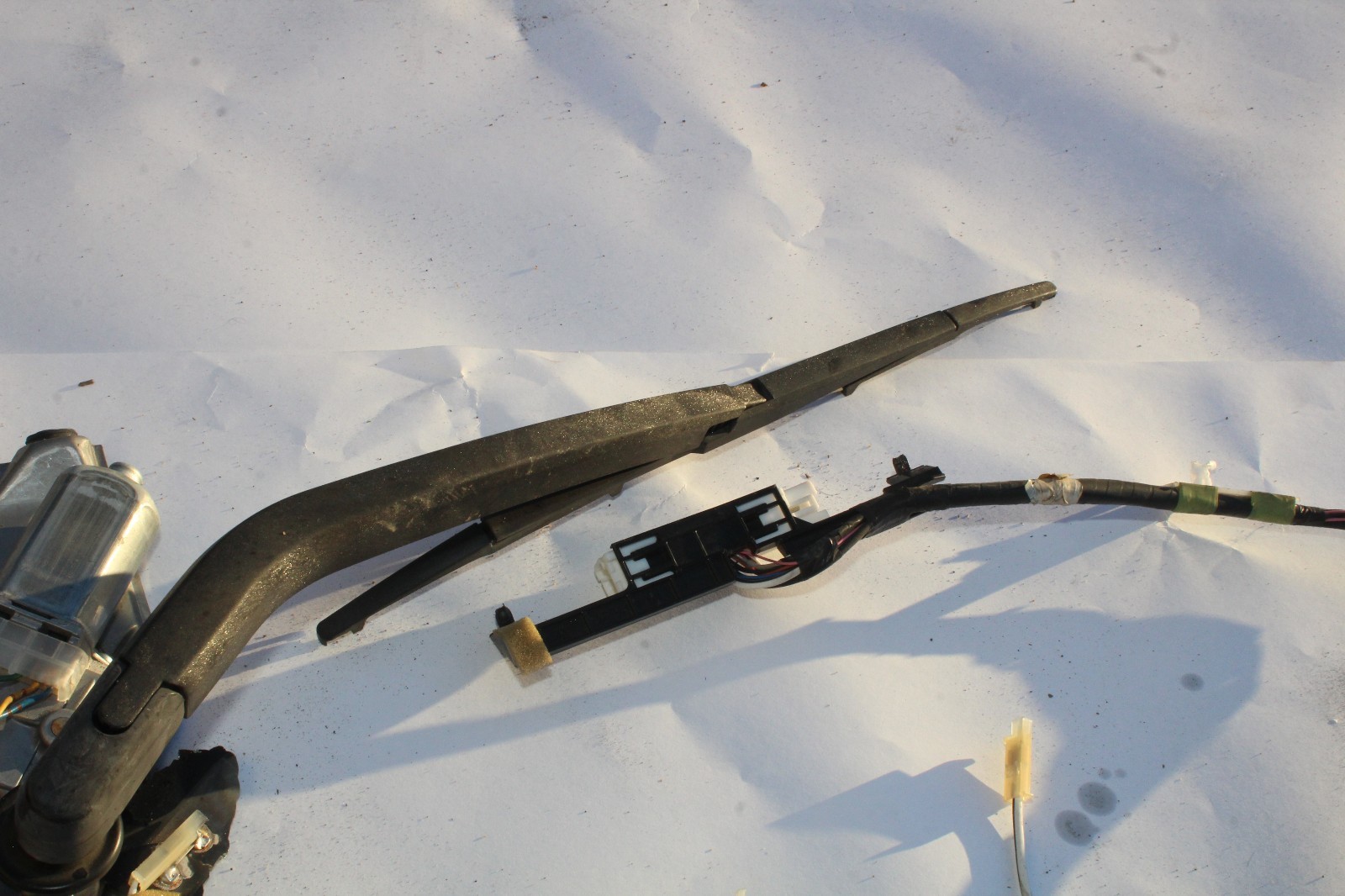 20042009 TOYOTA PRIUS REAR WINDSHIELD WIPER ASSEMBLY ARM MOTOR