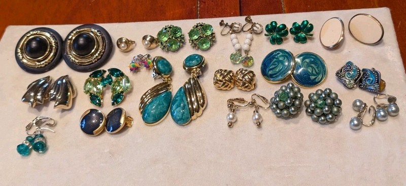 Lot of 18 vintage Green & Gold Clip On earrings Signed New Listing 