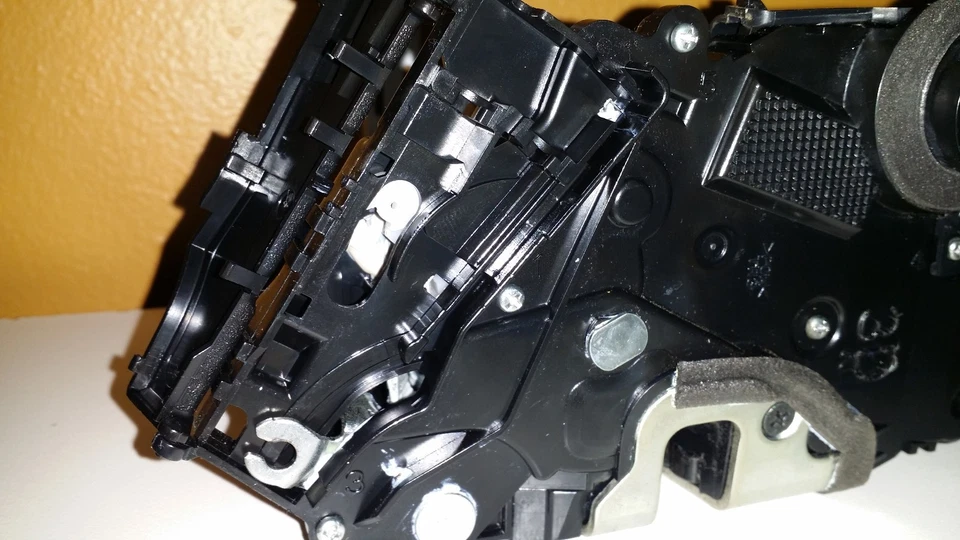 Actuador de cerradura de puerta delantera derecha genuino Toyota Tacoma 05 a 15 GARANTÍA DE POR VIDA Foto 3 de 3