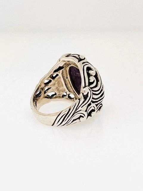Anillo de plata de ley ornamentado con Sugilita en forma ovalada. Foto 4 de 4