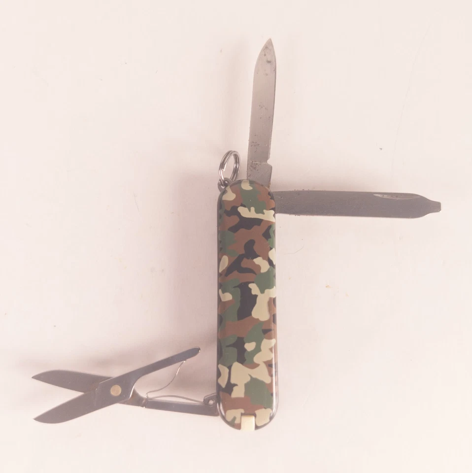 Navaja de Bolsillo Victorinox Swiss Army 58mm Clásica SD Woodland Camo Foto 3 de 4