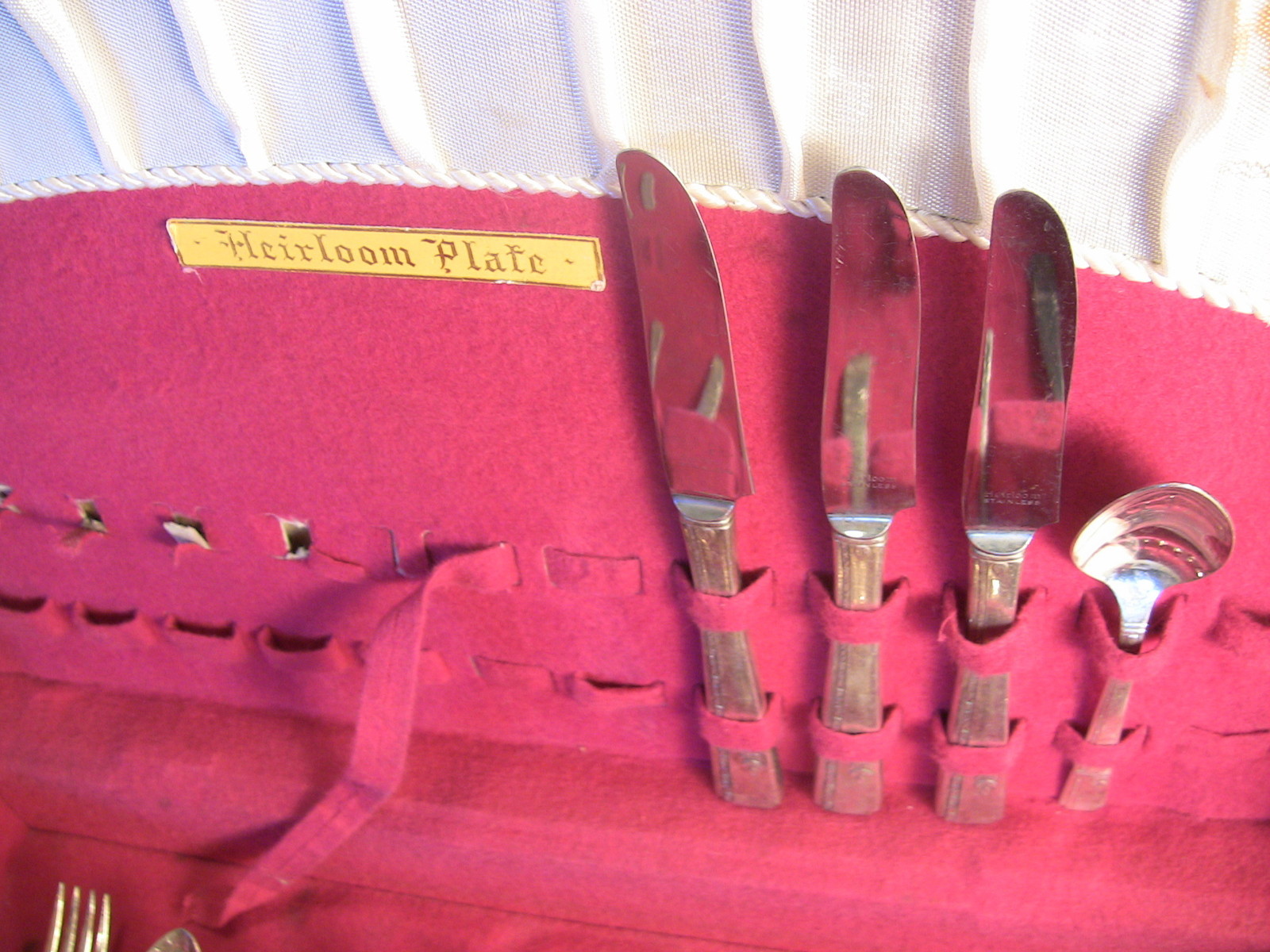 Vintage Oneida Heirloom Plate Grenoble 13 Pc Silverware & Flatware