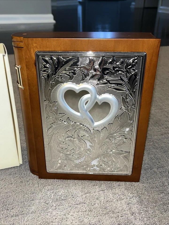 Álbum de fotos con forma de libro de madera Lenox Wedding Promises diseño de corazón BONITO Foto 3 de 4