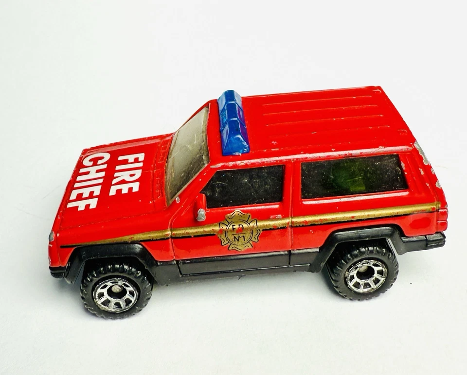 1986 MATCHBOX JEEP CHEROKEE FIRE CHIEF RED 1:58 DIECAST 2 7/8" FIRE TRUCK XJ - Image 2 of 4
