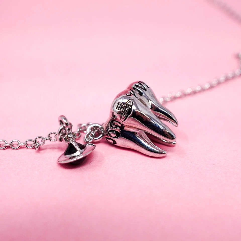 Vivienne Westwood Collar Plateado y Orbe de Diente Negro Colgante Caja de Regalo Conjunto Foto 2 de 4