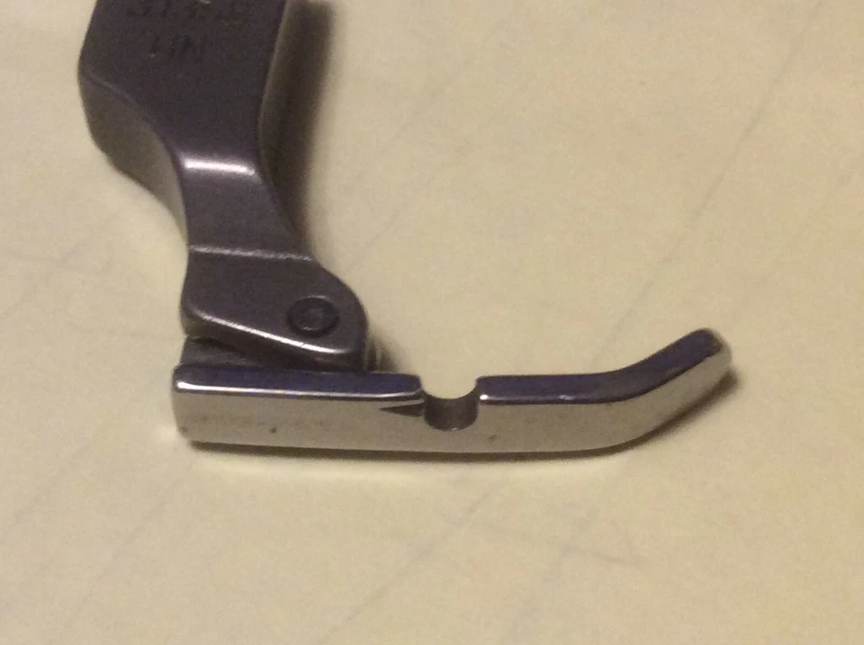 Pie con cremallera de cordón izquierdo estrecho con bisagras que se adapta a máquina de coser comercial Consew Foto 4 de 4