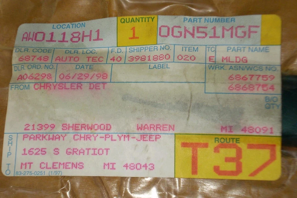 Dodge Shadow Plymouth Sundance 1987 1994 guardabarros delantero moldura OEM-NUEVO-NOS Foto 2 de 2