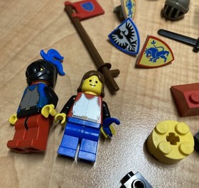 Vintage Lego Castle 6041 Armor Shop Complete with instructions_