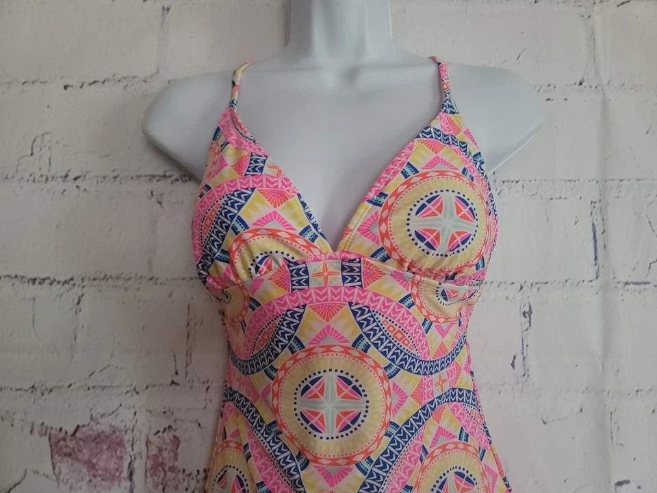 Maiô Old Navy peça única pequeno multicolorido geométrico gola V alças cruzadas - Imagem 4 de 4