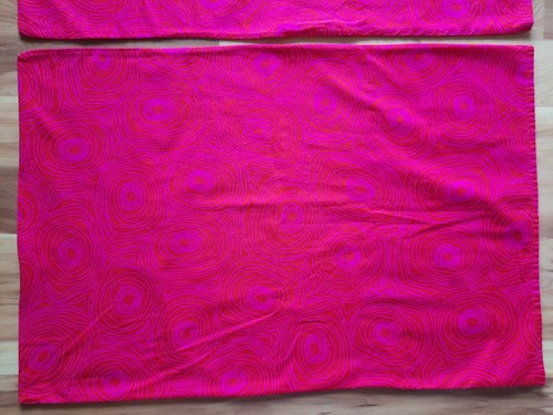 2 Ikea Standard Pillow Shams~ Bright Pink Bibbi Snurr Swirl Design 18"x29" Nice - Picture 3 of 8