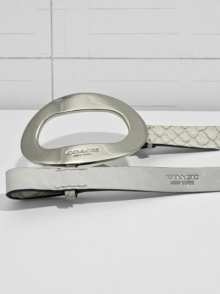 Pulsera Coach Doble Envoltura Placa Ovalada Tachuela Plateada Blanca Serpiente Estampada Cuero Foto 4 de 4