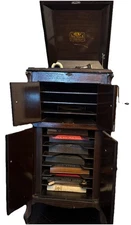 1900s-1920s Victor Talking Machine Co. Camden N.J. With 25 Records.