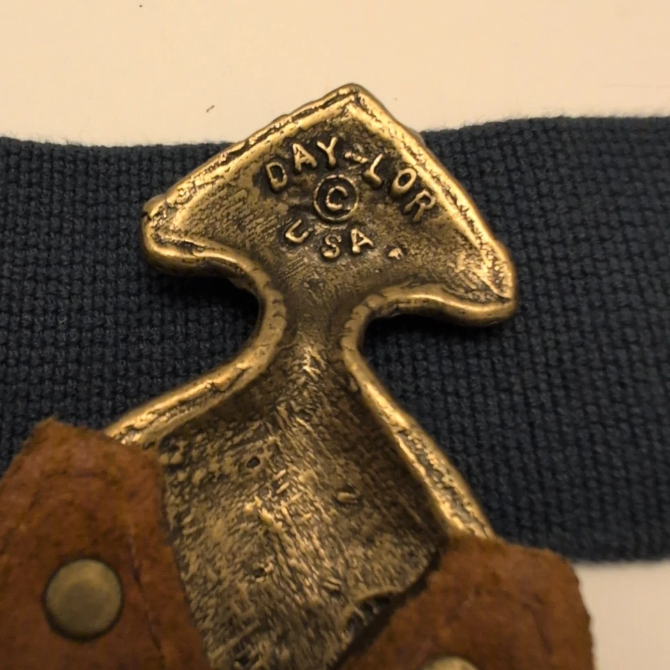 Cinturón con hebilla de metal azul elástico escalas tono latón Day-Lor vintage años 70 EE. UU. Foto 4 de 4