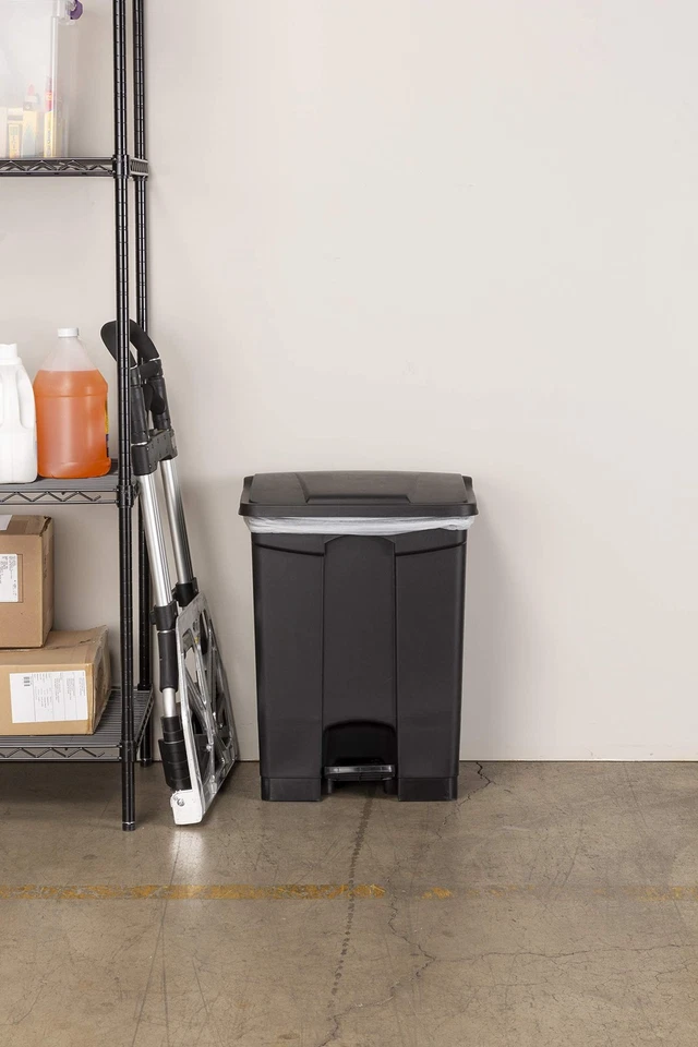 Bote de basura de plástico Step On con pedal, bote de basura de 17 galones para cocina,... Foto 4 de 4