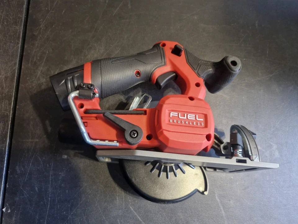 Sierra circular sin escobillas Milwaukee M12 Fuel 5 3/8" con batería de 2Ah modelo 2521-20 Foto 4 de 4