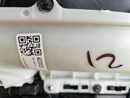 PANEL DE PUERTA CONDUCTOR DELANTERO IZQUIERDO TOYOTA RAV4 19-23 FABRICANTE DE EQUIPOS ORIGINALES CON INTERRUPTOR DE VENTANA NEGRO - Imagen 11 de 12