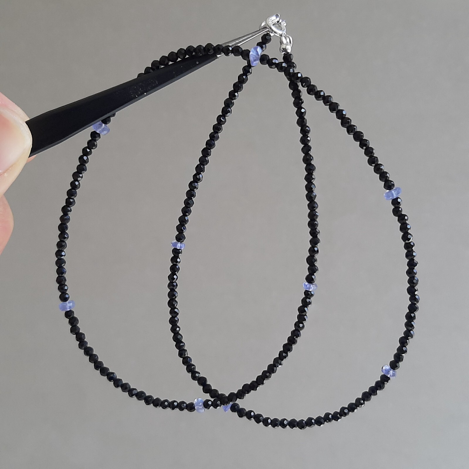 Collier spinelle noire et tanzanite en argent 925, l'élégance d'un bijou artisanal raffiné