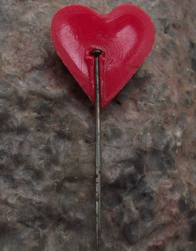 Antique Red Love Heart Valentine Mothers Womens Day Present Pin Badge - Picture 2 of 2