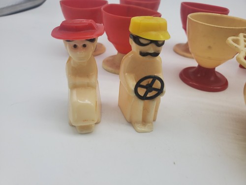 Lote de coctelera bomba atómica de los años 50 y coctelera de plástico rojo y blanco vintage tazas de huevos etc. - Imagen 2 de 17