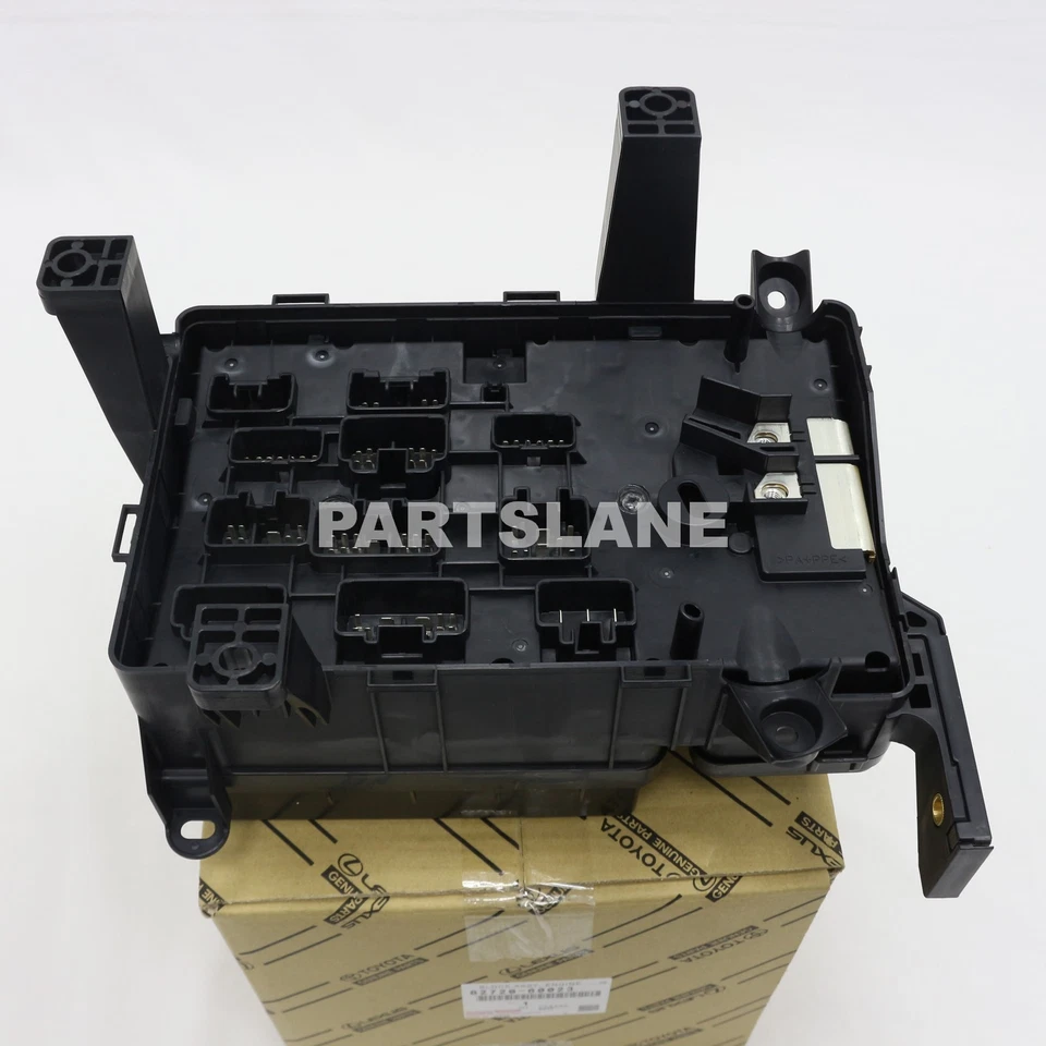 Bloque de conexiones de sala de motores OEM 82720-60023 Toyota Land Cruiser Lexus LX470 Foto 4 de 4