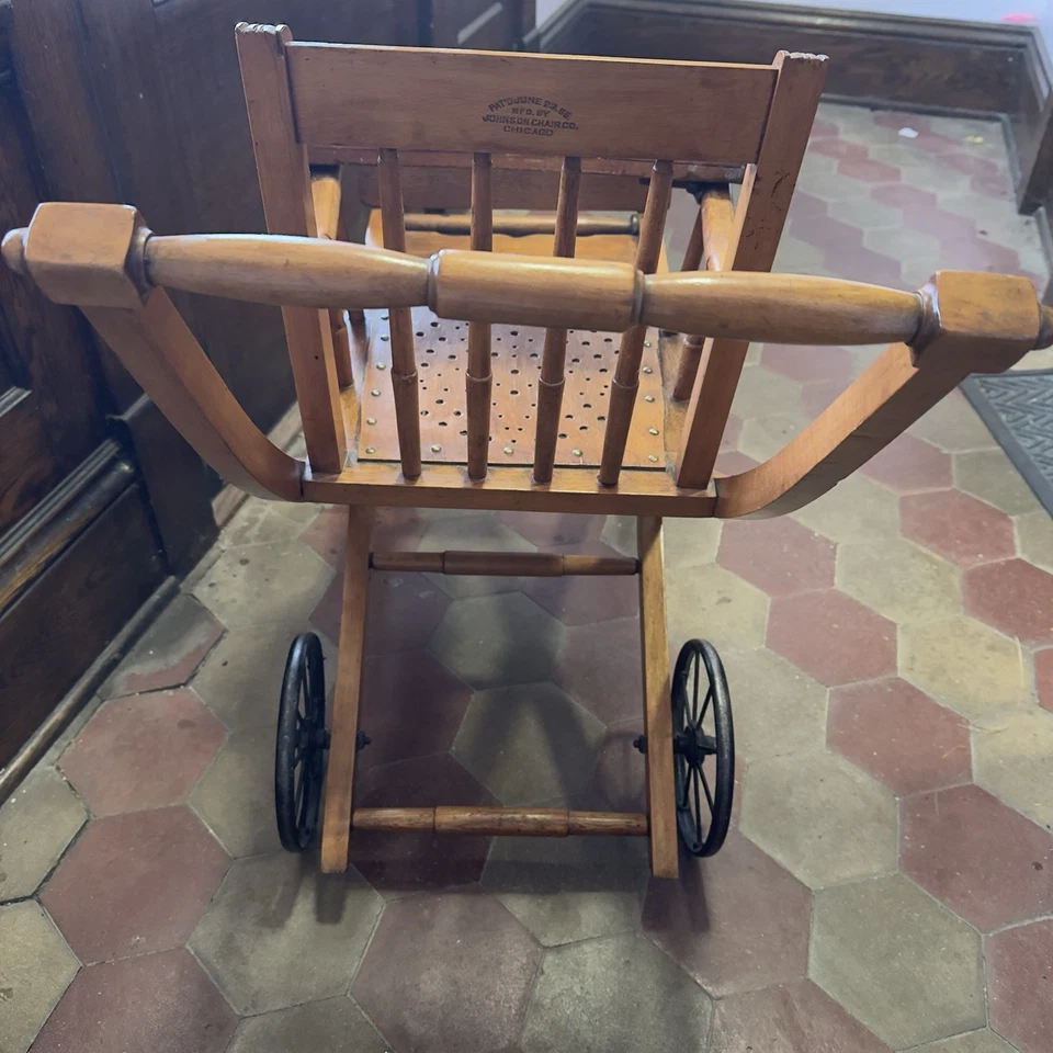 Cochecito de madera victoriano antiguo para niños Foto 2 de 4