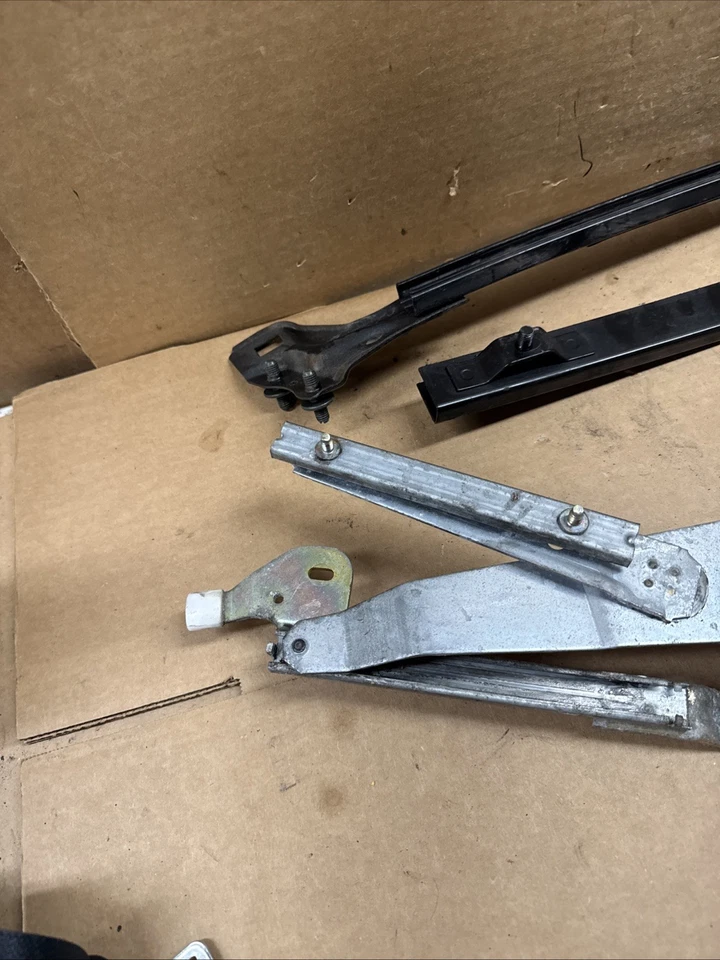 2004- 2007 Subaru Impreza WRX STI Front Window Regulator Motor Mount Left B156 - Image 2 of 4